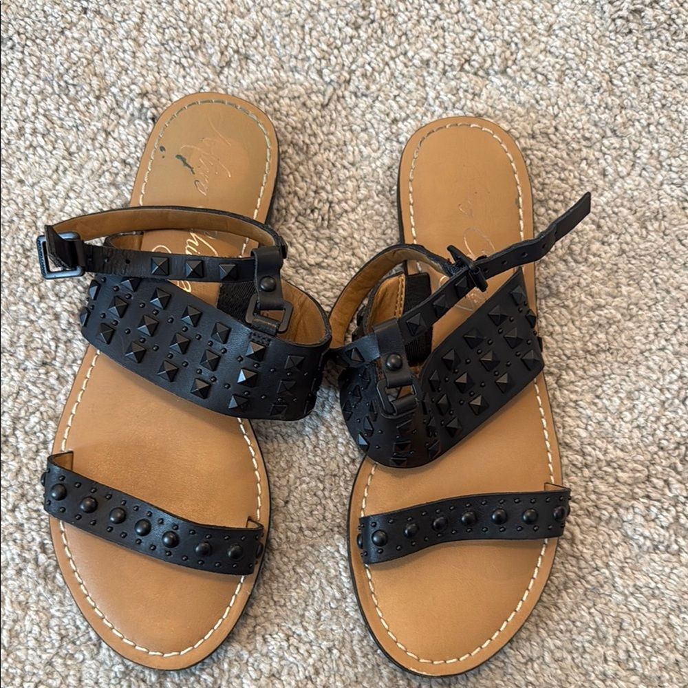 Arturo Chiang Black and Tan Sandals Double Strap Design